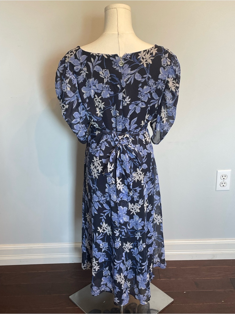 Tommy Hilfiger Navy Floral V-Neck Midi Dress - Picture 4 of 14